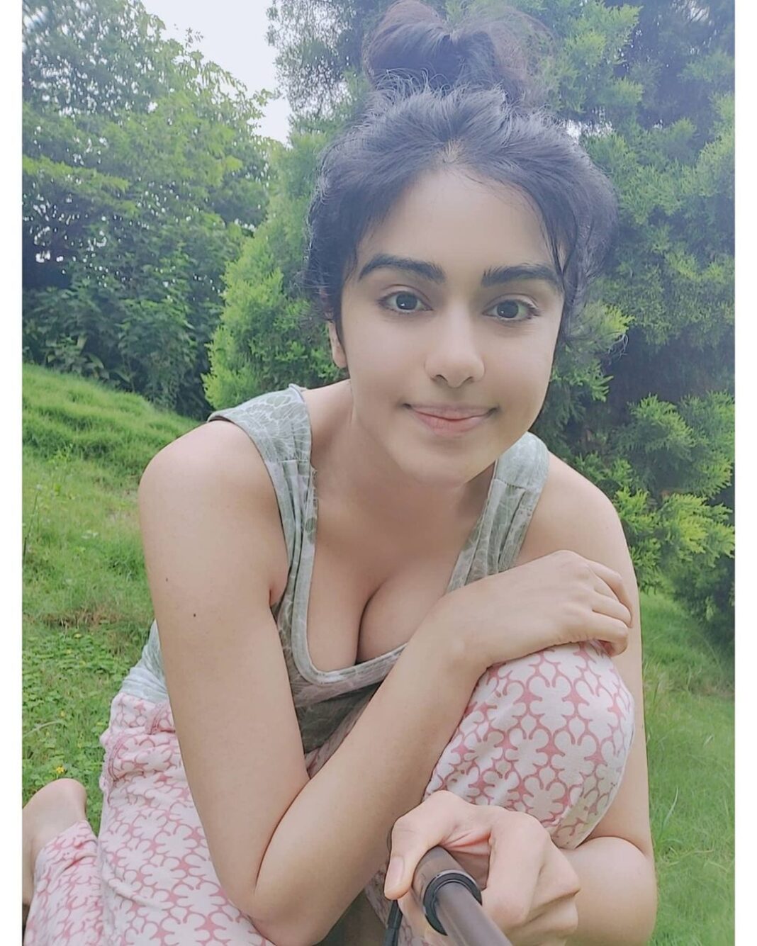 Adah Sharma Instagram - Dreaming with my eyes open ...just like a shark 😁😁😁 #NoMakeupNoHairDone (Sharks have upper and lower lids but don't blink.. #InCaseAnyOneIsIntrestedInUnderTheSeaTrivia #AndIfYouAreMissingMyLongHashTags) . . . #100YearsOfAdahSharma #adahsharma #WearingMyOldestPyjamas😛 P.S. have been gifted a selfie stick.so now you will see a lot of selfie stick videos and pics. 😁 Where The Grass Is Always Green