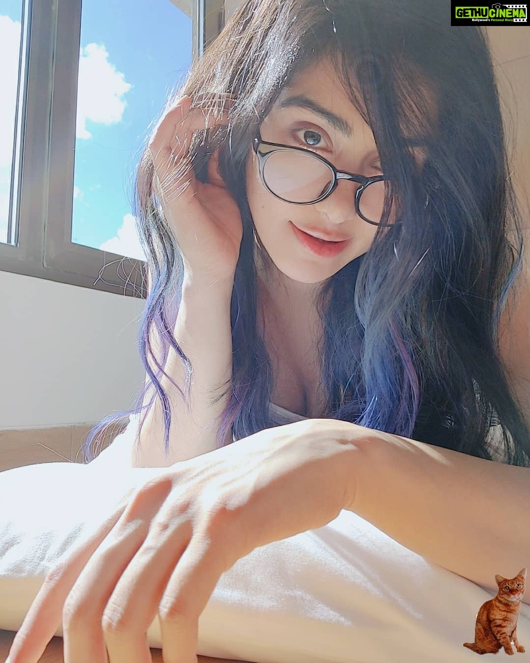 Adah Sharma Instagram - Saturday specksy selfies π€ And that sky π»π»π»π»π»π» What are u doing today ? . . #theskyisblueeeee #notphotoshoppedthelightisjustfallinglikethisandthrskyisbluuuuueeeeeee #100yearsofAdahSharma