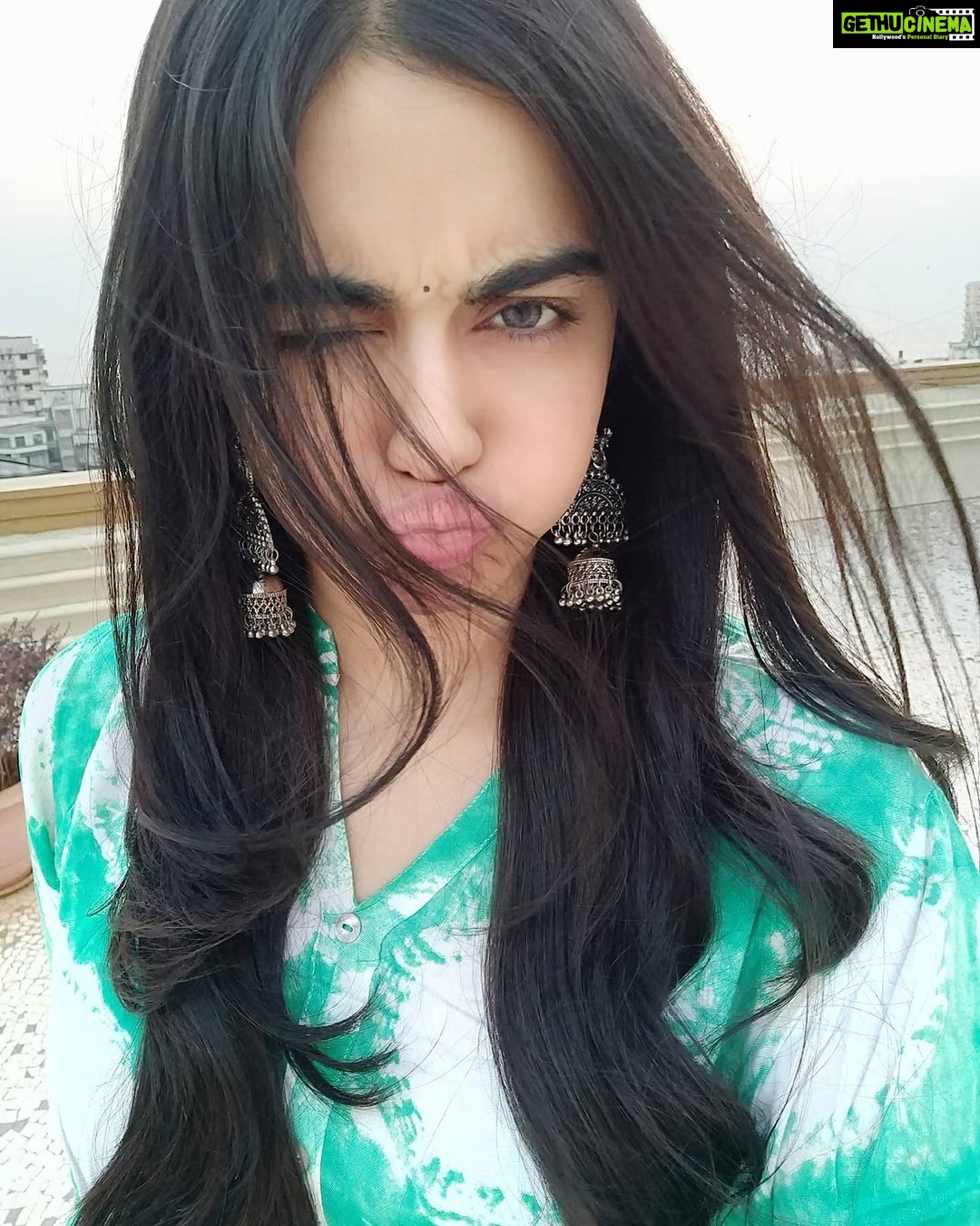 Adah Sharma Instagram - Life would be tragic if it weren't funny 🙃 ♥‿♥ be obsessively grateful ♥‿♥ . P.s. there is a tudkda of pepper stuck between my teeth 😳 I did floss it out later