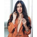 Adah Sharma Instagram - A for ....? SWIPE SWIPE SWIPE to see where I got my inspo from 😁🌟🥇💛🏆💰🏅🎖️🔑 . . Channelling my inner Bappi Lahiri for the cover shoot of @fhmindia 😁😁😁😁 Hope u all r safe and this made u smile 🙃