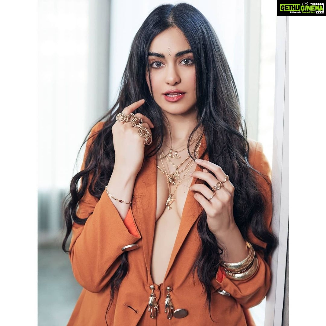 Adah Sharma Instagram - A for ....? SWIPE SWIPE SWIPE to see where I got my inspo from 😁🌟🥇💛🏆💰🏅🎖️🔑 . . Channelling my inner Bappi Lahiri for the cover shoot of @fhmindia 😁😁😁😁 Hope u all r safe and this made u smile 🙃