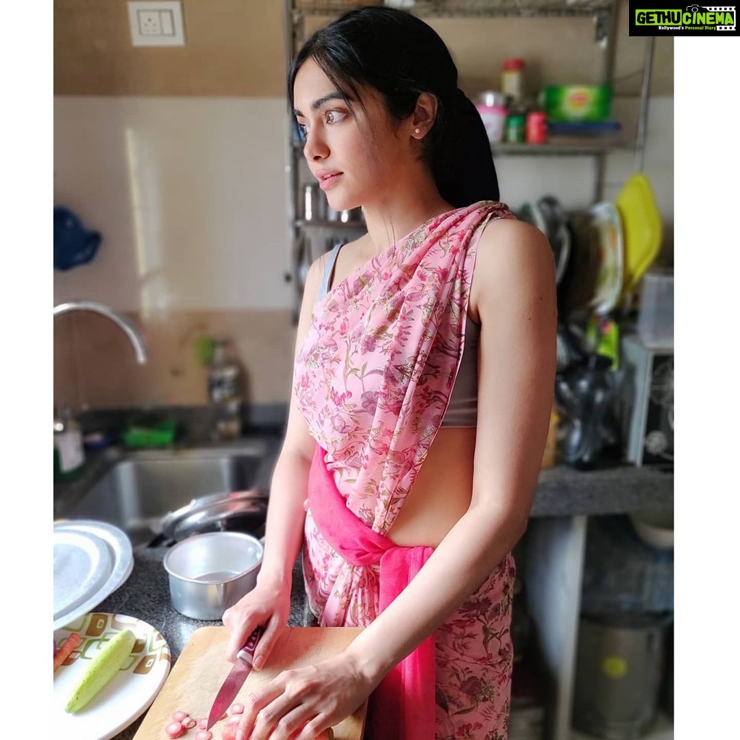 Adah Sharma Instagram - A woman's place is in the kitchen...Agree or Disagree? I agree coz that's where all the knives are kept π . . ΰ€ΰ€° ΰ€ΰ€° Ki ΰ€ΰ€Ήΰ€Ύΰ€¨ΰ₯ releasing on Women's Day ! Cannnnnnotttttt wait to share this with u all πββοΈπͺππͺ