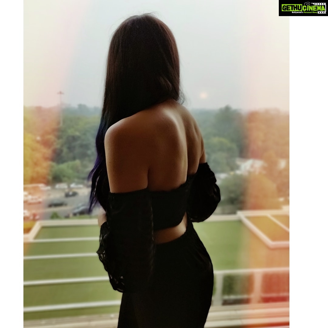 Adah Sharma Instagram - Bhavana Reddy's BACK ! Are you Reddy ? #Commando3 . . Strong back...laathi ghumaaneka nateeja 💪💪💪👊👊👊