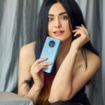 Adah Sharma Instagram - It’s #ANewEra with the #OnePlus7T! Love the super smooth display! Get yours now! @oneplus_India