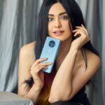 Adah Sharma Instagram – It’s #ANewEra with the #OnePlus7T! Love the super smooth display! Get yours now! @oneplus_India