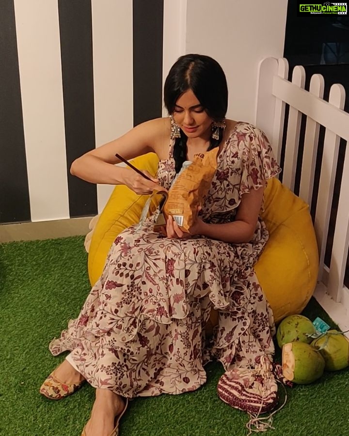 Adah Sharma Instagram - How many kernels of chopcorn did I eat in a minute? . ( Chopstick popcorn - Chop Corn !!!! if I invented the phrase and someone steals it then I shall Sue you for puppies{alive ones to play with} and pizza{without onion to eat} ) . The guys at coffee in a chai cup made me do this while I was promoting my film. . If you try doing this tag me I want to see how many you could get. #adahminutemadness #adahmadness . . .