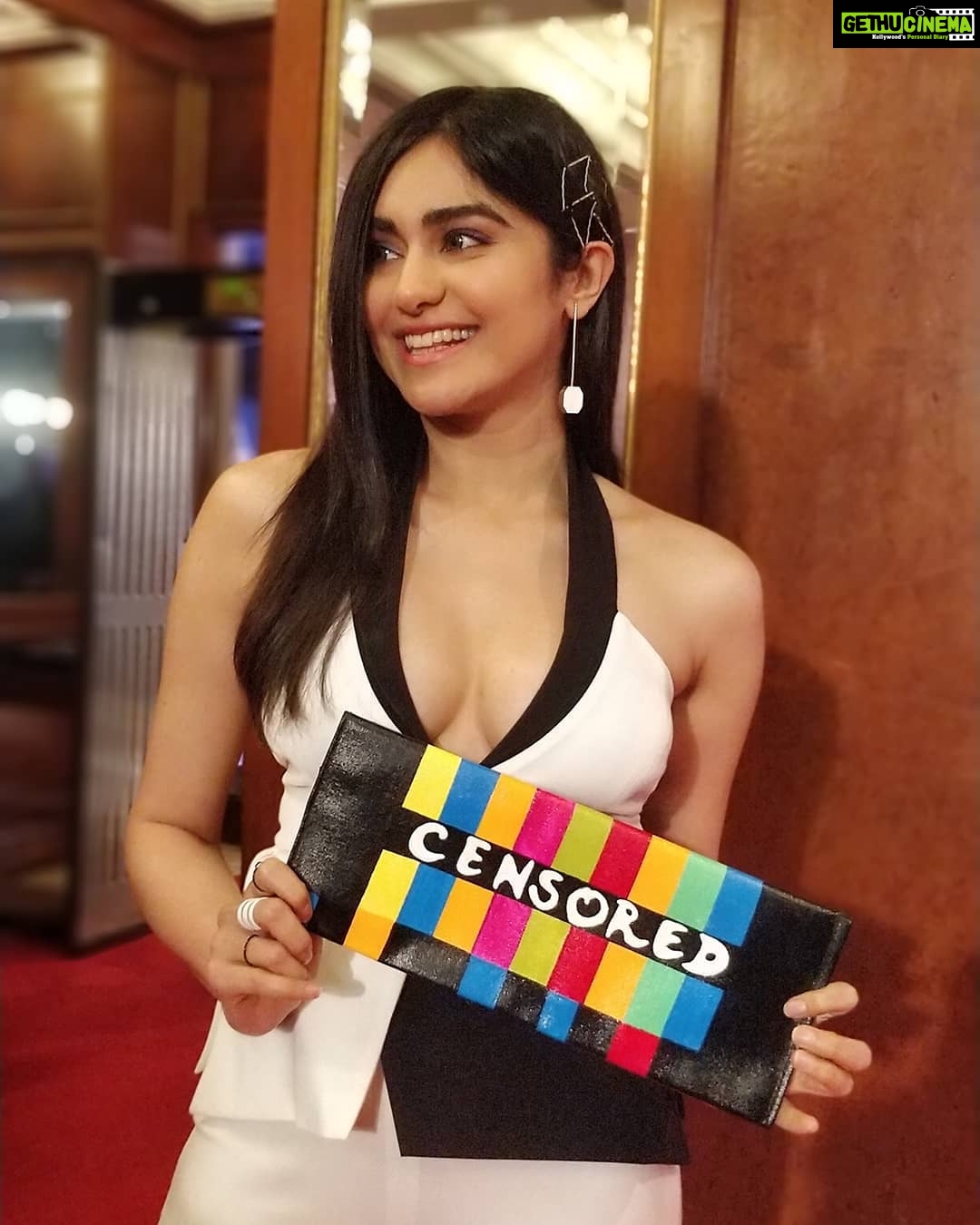 Adah Sharma Instagram - Painted this clutch bag ! What do you think ? What would you censor for you ? I would my thoughts π . . For the #lokmatmoststylish styled by @juhi.ali , hair @snehal_uk wearing @label_deepikanagpal earrings @azotiique shoes (which you can't see here) @aldo_shoes #lokmatstyleawards2018
