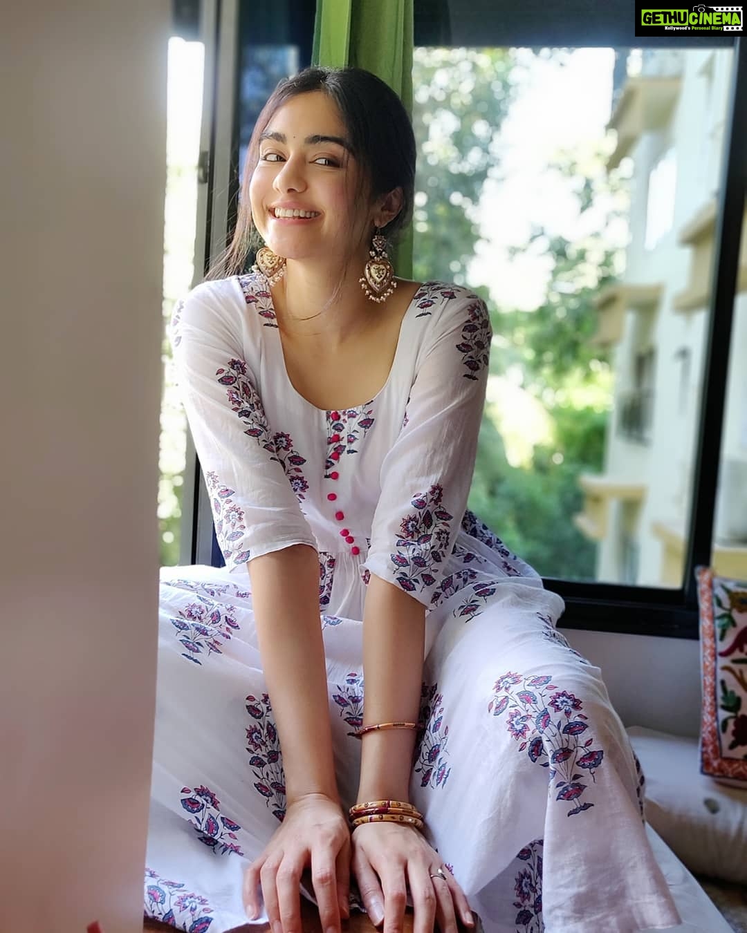 Adah Sharma Instagram - GUESS WHAT I'm thinking No makeup, no hair, just pure evil thoughts ... 😈🤓👾 . #nofilter #nomakeup #nohair (I mean hair on head but no hairstyle 😋)