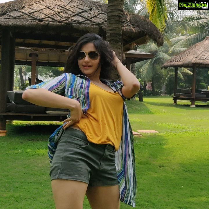 Adah Sharma Instagram - Dancing in the garden is what happens in the day when we have night shoots š»š»š» Choreography : @mattsteffanina Dop : @snehal_uk š P.s. do you like the short hair ? We have used it in a film too š° #dance