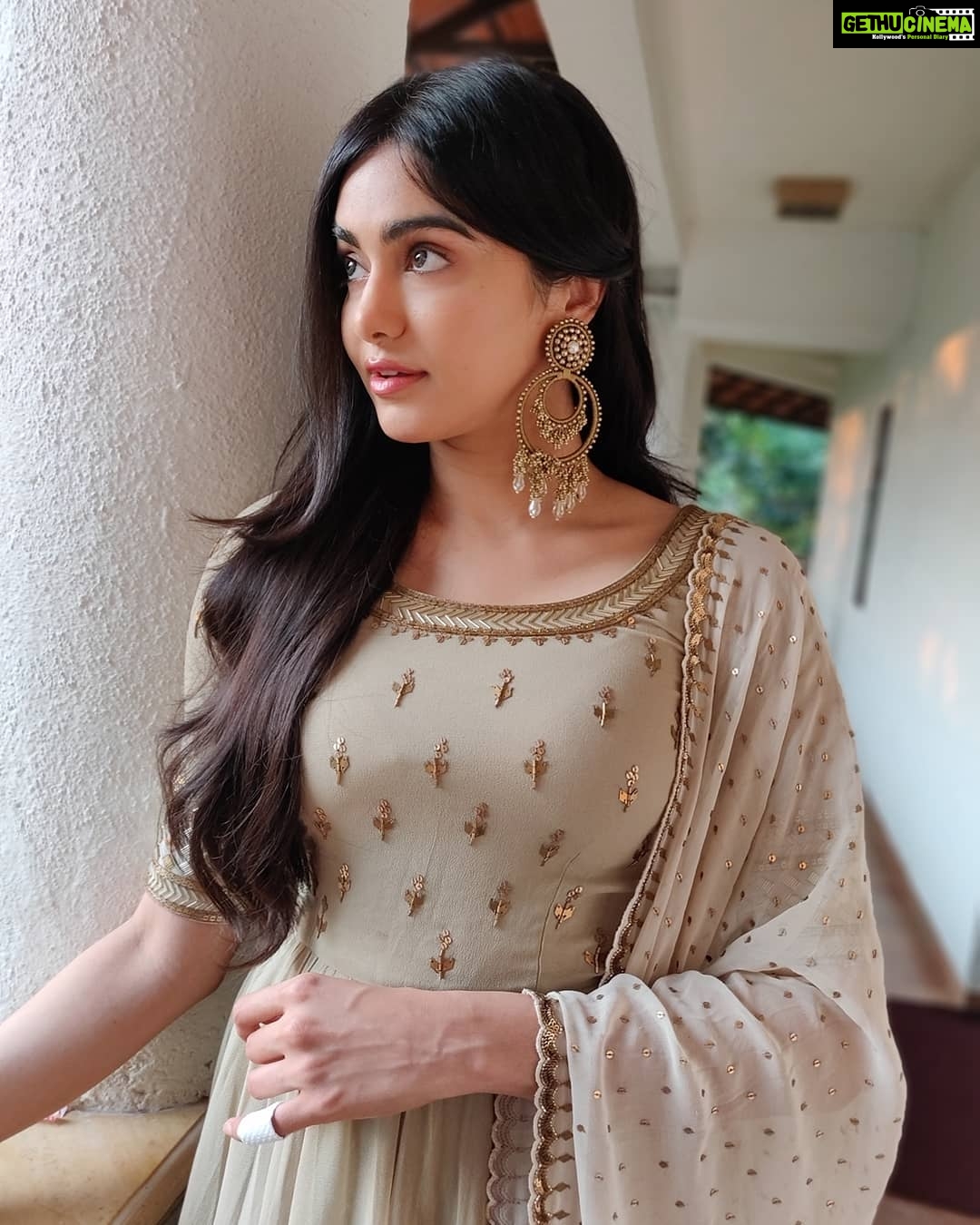 Adah Sharma Instagram - Guess who I am looking at with so much love ... Mesmerized 😍😋 . . #nofilter #sunsetwaalalight Pic credit : someone who I might love even more than pizza 🙈😘