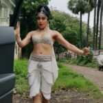 Adah Sharma Instagram – I couldn’t resist doing the #kikichallenge @champagnepapi so I sneaked out of my shoot and did it .
.
A little bit of @mattsteffanina , kathak I’ve learned from RajendraChaturvediji and expressions from all the VyjayanthimalaJi dances that my dad made me watch since I was a kid 💃
Ok bye ! I hope no one noticed I was missing from shoot 😁😁😁
@bejoynambiar told me to take up the Kiki Challenge so any complaints must be forwarded to him 😂
.
.

#inmyfeelingschallenge #drake #inmyfeelings #kiki #kikidoyouloveme #kiki #kikinda