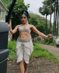 Adah Sharma Instagram - I couldn't resist doing the #kikichallenge @champagnepapi so I sneaked out of my shoot and did it . . A little bit of @mattsteffanina , kathak I've learned from RajendraChaturvediji and expressions from all the VyjayanthimalaJi dances that my dad made me watch since I was a kid 💃 Ok bye ! I hope no one noticed I was missing from shoot 😁😁😁 @bejoynambiar told me to take up the Kiki Challenge so any complaints must be forwarded to him 😂 . . #inmyfeelingschallenge #drake #inmyfeelings #kiki #kikidoyouloveme #kiki #kikinda