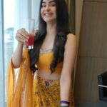 Adah Sharma Instagram - V . Imp SUNDAY QUIZZ !! How many bangles am i wearing?? , and what's in my glass 😋