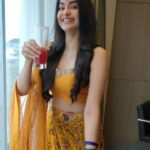 Adah Sharma Instagram – V . Imp SUNDAY QUIZZ !!
How many bangles am i wearing?? ,  and what’s in my glass 😋