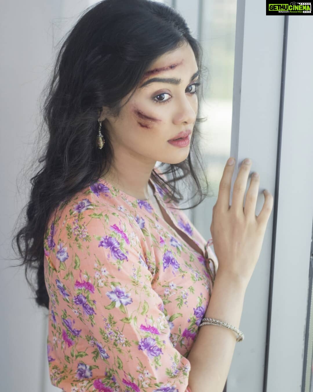 Adah Sharma Instagram - #throwbackthursday #behindthescenes #2yrsofkshanam Thank u all for giving me so much love for Shwetha ❤❤❤ and even those who don't understand Telugu ! I wasn't active on Instagram 2 yrs ago when we were shooting for my film #Kshanam . The super talented @chitramaudgil who did my makeup and created these very realistic cuts and bruises ,,, during shoot of the happy college portions in Vizag used to tell me to join @instagram everrrrryyyyyday. Thanks to her I got to interract with all you awesome people 🤗🤗