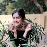 Adah Sharma Instagram – 2018 Be – Leaf in yourself (#cheesypunsarestillmythaaangandlonghastagstooo)
.
TELL ME ONE UNBE-LEAFABLE THING U DID IN 2017
.
.
.

Thank you @kraftedwithhappiness for this gift 😍i can wear my Adah on my ears now (hehe)
#to-my-unBe-Leafable-puns #punloverforever