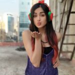 Adah Sharma Instagram – Tips to keep your head cool this Christmas
1) wear a snowman on your head 
2)
3)
You tell me 2 and 3