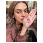 Aditi Rao Hydari Instagram – To every woman who holds up half the sky… ❤️

This Women’s Day as @lorealparis celebrates 50 years of ‘Because you’re worth it’ join us and Stand Up against street harassment. Take the 5D training with the link in bio. 
#WeStandUp #LorealParis @lorealindia @ihollagram @inbreakthrough

#InternationalWomensDay