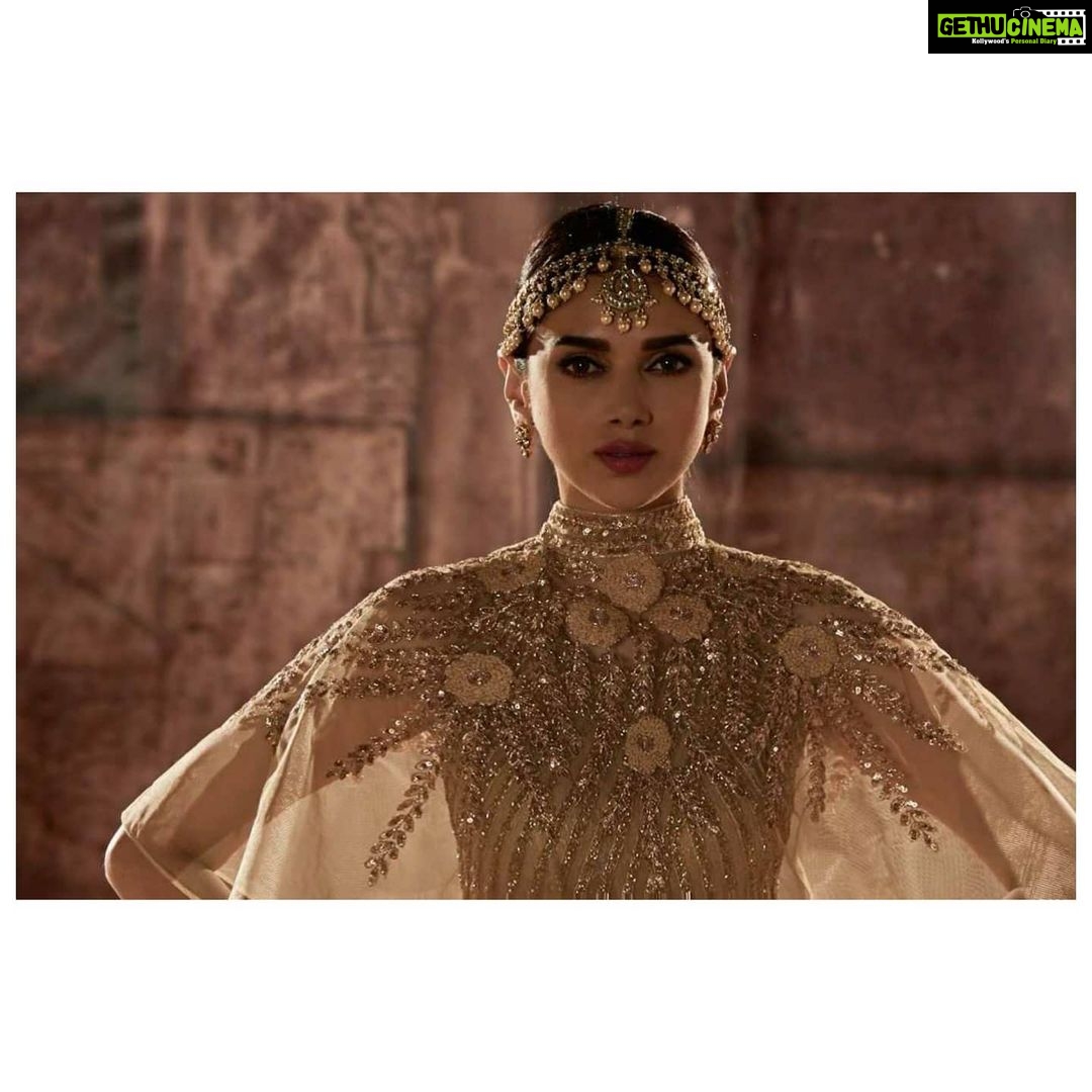 Aditi Rao Hydari Instagram - * Adjusts crown * Come at me December! 👑💪🏼