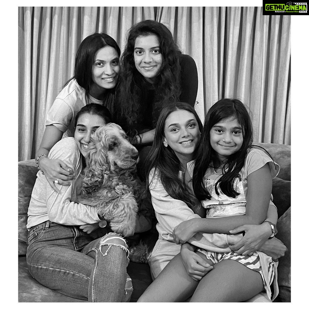 Aditi Rao Hydari Instagram - It’s always Cuddle-o’clock in #december 🤍