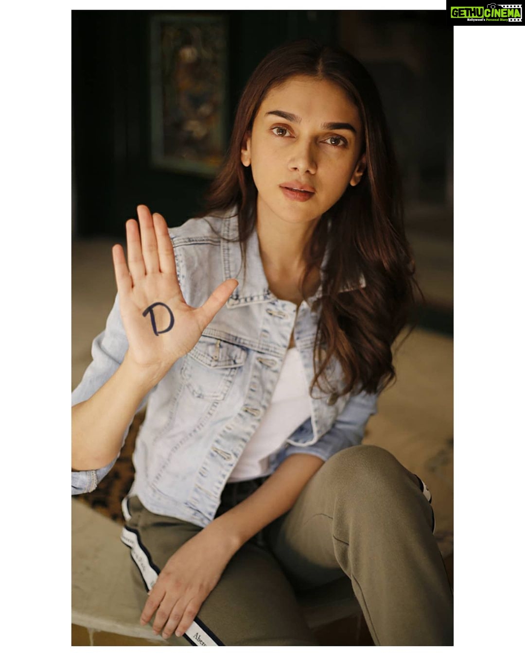 Aditi Rao Hydari Instagram - STANDUP! Take the training against street harassment with @lorealparis and @ihollagram : learn the 5Ds methodology (link in bio) #WeStandUp today, on Nov 25th, International Day for the Elimination of Violence against Women 2020. #WeStandUp #Hollaback #LOrealParis #WomenEmpowerment