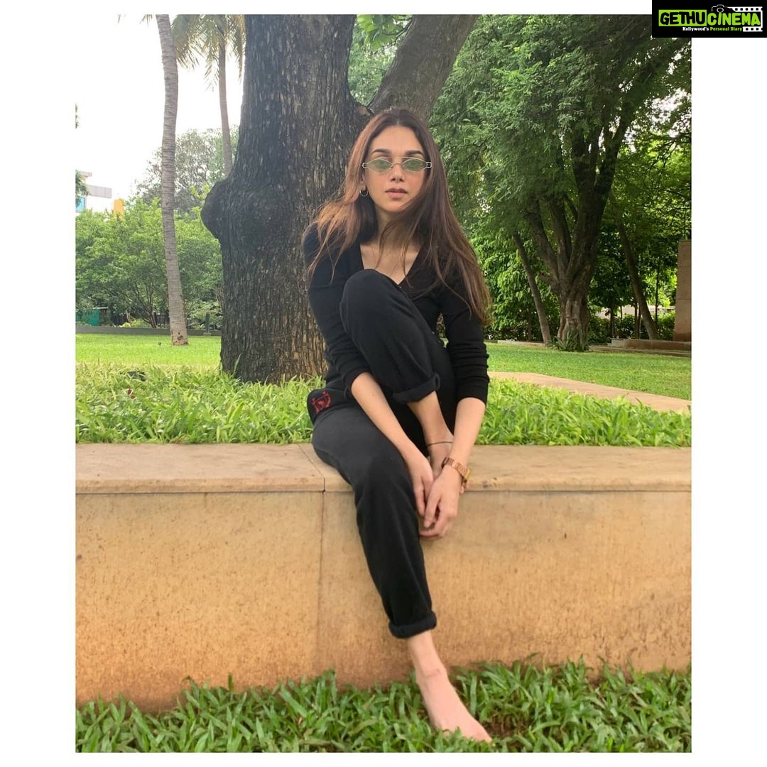 Aditi Rao Hydari Instagram - Serial chiller 🐒😎 #NovemberAndCounting 😷 📸 @mallikareddyg/ @aditi283 (🧐🤣)