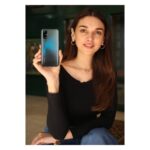 Aditi Rao Hydari Instagram - I feel like a queen with this one 😉 It clicks amazing pictures. A 64MP SONY Camera inside! Happy with my #realme7Pro. Charges super fast too. 💯