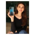 Aditi Rao Hydari Instagram – I feel like a queen with this one 😉 It clicks amazing pictures.

A 64MP SONY Camera inside! Happy with my #realme7Pro. Charges super fast too. 💯