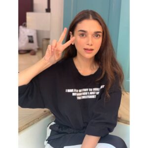Aditi Rao Hydari Instagram - Want to launch the V Trailer with us? Upload your pictures doing the ✌sign, share it with us using #VTrailerOnPrime and get ready for a surprise here - vthemovie.in
#VOnPrime Sept 5, on @primevideoin