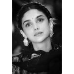 Aditi Rao Hydari Instagram - 🤍 ‘Vaan varuvaan thozhuvaan mazhaipol vizhavaan marmam arivaan...’ 🤍