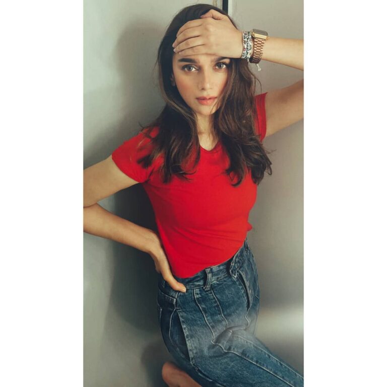 Aditi Rao Hydari Instagram - I #ChooseToInclude people into my life regardless of race, age, gender, social status or mental health. I commit to a world that is stronger because it is pluralistic and celebrates diversity. ❤️ Thank you @anaitashroffadajania for my inclusion band which I proudly wear everyday 💪🏻😘 The #JaiVakeelFoundation, working in the space of Intellectual Disability has partnered with the #ChanakyaSchoolOfCraft to create a powerful collaboration of thought and inclusion. We are largely unaware that a large number of children with Intellectual Disability remain hugely marginalised and excluded. Let’s join them to help make #Inclusion mandatory in all our lives. You can get your band on SaltScout.com/JaiVakeel