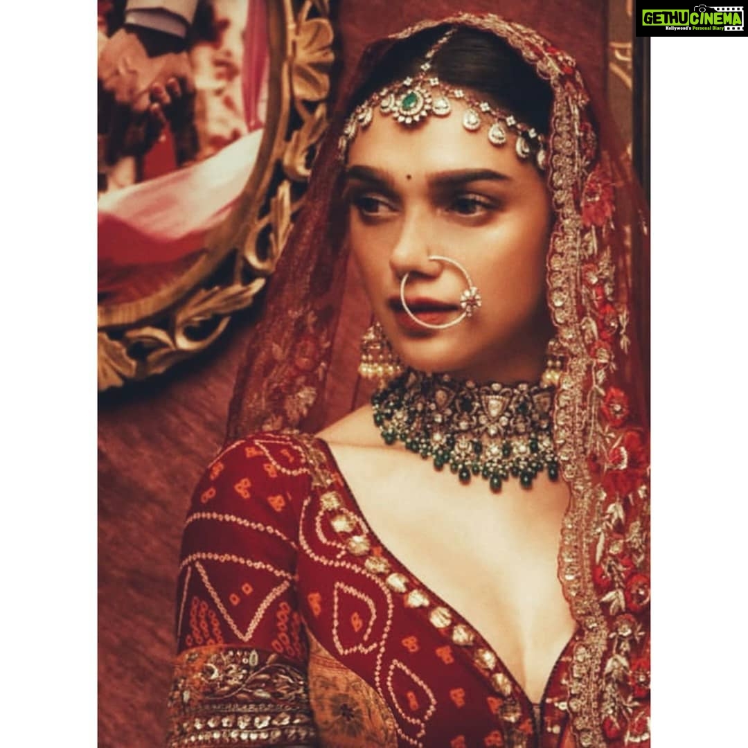 Aditi Rao Hydari Instagram - Dear world, I have never been about anger, I have always been about love. Sincerely, Red ❤️. #AnjuModiArchive #anjumodixshaadi #bts Hyderabad