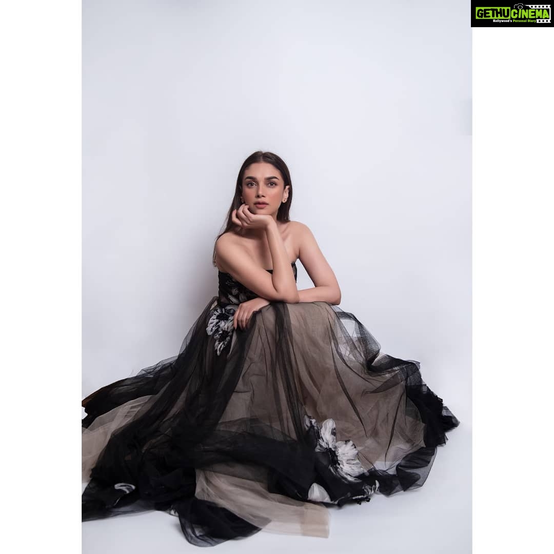 Aditi Rao Hydari Instagram - 🖤 Outfit: @reemacra Stylist: @sanamratansi Photo: @rishabhkphotography @asiaspa.india @ssubberman
