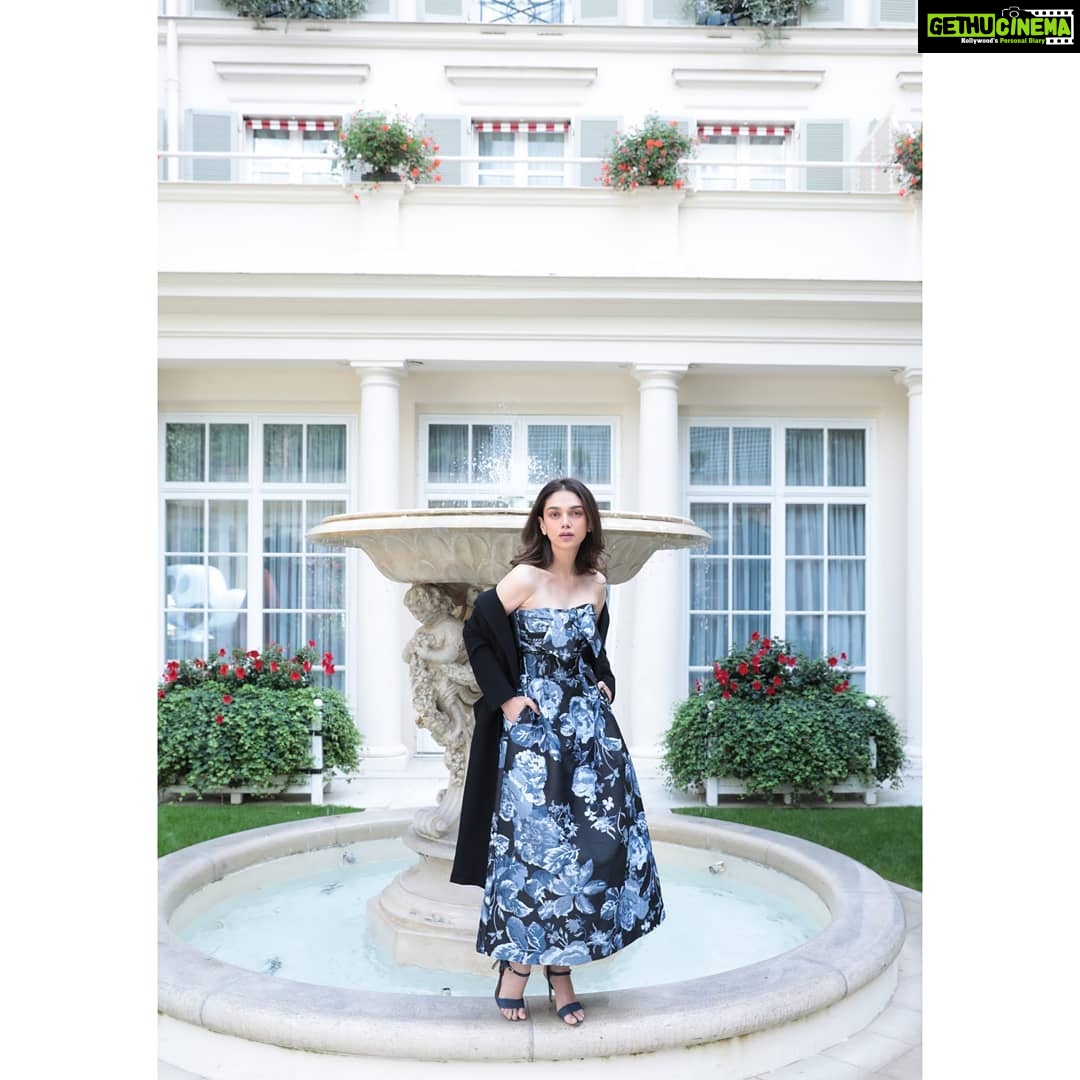 Aditi Rao Hydari Instagram - 💙🖤 #LeBristolParis #WhereTheMagicHappens #ExploreFrance Hotel Le Bristol Paris