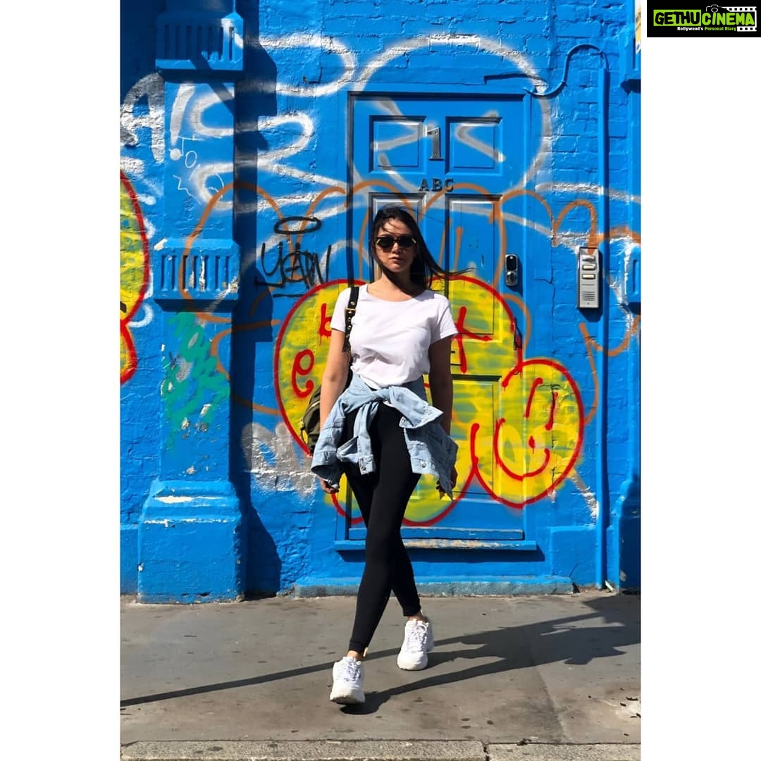 Aditi Rao Hydari Instagram - Sending you my pocket full of sunshine ☀☺♥ #LondonSummer #ShootDiaries #OffDuty Shoreditch