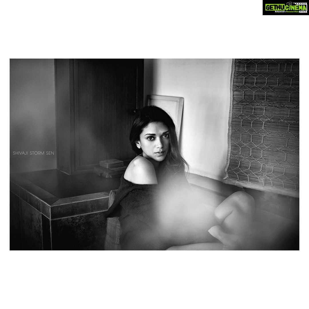 Aditi Rao Hydari Instagram - The first blank page of a new book... well, film... #AngelicZenFace 🖤
