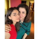 Aditi Rao Hydari Instagram - Mandatory selfie with my #SavouryMom #FarahKiDaawat @farahkhankunder ♥️ PS - strategically cropped selfies are instrumental in hiding my overfed tum 😵 Pps- she spoils us ♥️ Ppps- also ... hic 🥴, ate khacharPachar and ate dinner 😵🤢 #foodcoma