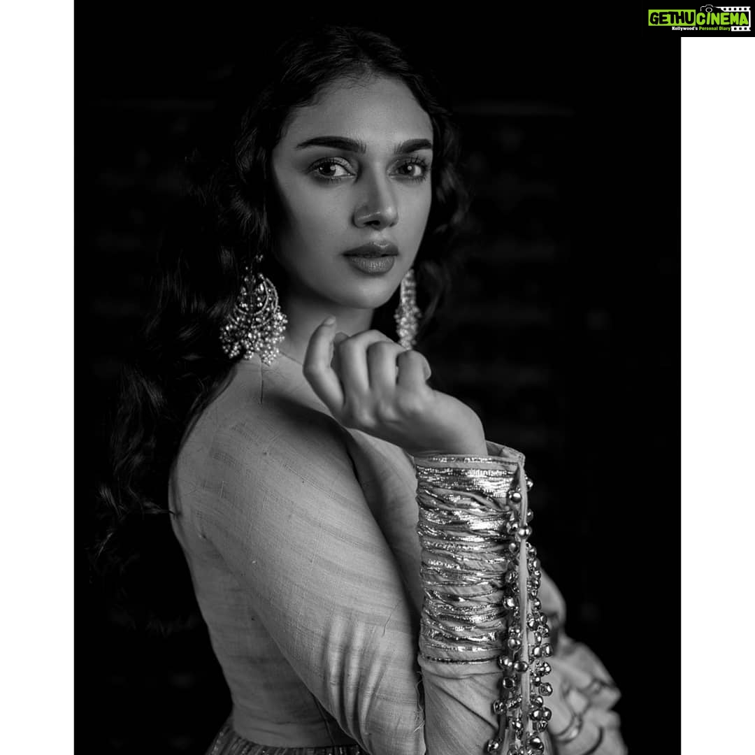 Aditi Rao Hydari Instagram - Khadi looks the best when you wear it with Pride #100YearsOfKhadi #ThrowbackThursday 📸 @josephradhik @storiesbyjosephradhik #blackandwhite #portrait
