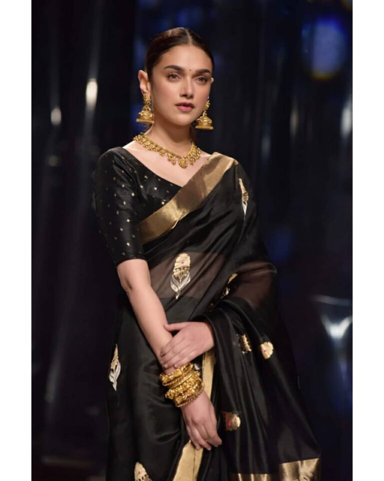 Aditi Rao Hydari Instagram - My first time, Closing fashion week, and that too in my mother’s handloom sari... ♥ The Finale show of the #LotusMakeupIndiaFashionWeek in delhi with 21 designers celebrating the timeless saree... #SixYardsOfLove #Heritage #Handloom #MadeInIndia #LMIFW