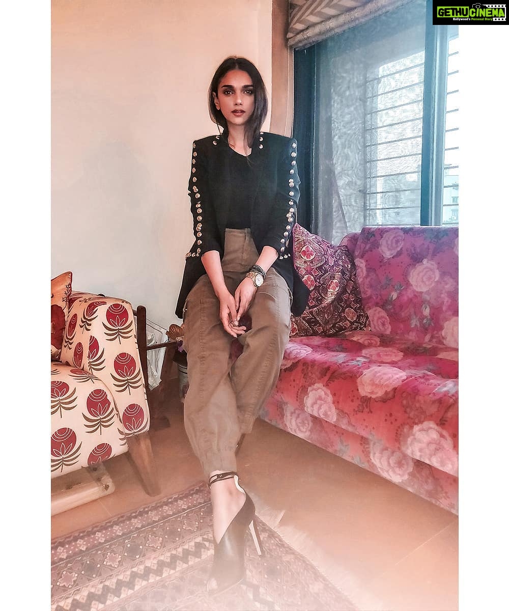 Aditi Rao Hydari Instagram - Last night was all about doing our bit to make a difference and inspire change @teach_for_change #PegaTeachForChange #AboutLastNight 🧚♀️@sanamratansi 💄@eltonjfernandez 🧥 @cinqasept 👠@jimmychoo ⏰@michaelkors