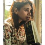 Aditi Rao Hydari Instagram - The Woman in the window 🧥- @vipulshahbags #sunissed #aunaturel