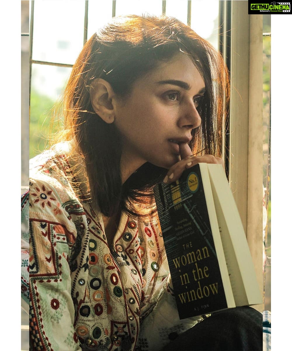 Aditi Rao Hydari Instagram - The Woman in the window 🧥- @vipulshahbags #sunissed #aunaturel