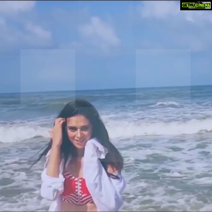Aditi Rao Hydari Instagram - When Life's a beach. #TakeMeBack