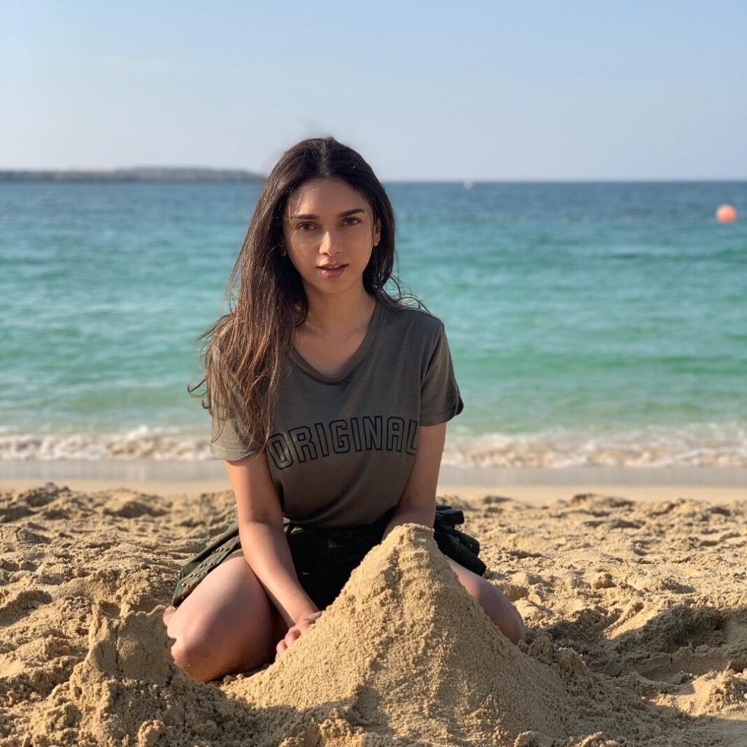 Aditi Rao Hydari Instagram - Building dreams...and sandcastles...🌟🌟🌟🌟🌟🌟🌟🌟🌟🌟🌟 Dear 2019, pl envelope us in love, the courage to follow our hearts, to take a leap of faith. the innocence to trust the universe, to believe. pl make our hearts even larger and fill our hearts with kindness... and most importantly surround us with happiness,unicorns and fairy dust... magic always... 🧚‍♀️ Happy New year ♥️🤗😘 #happynewyear Dubai, United Arab Emirates