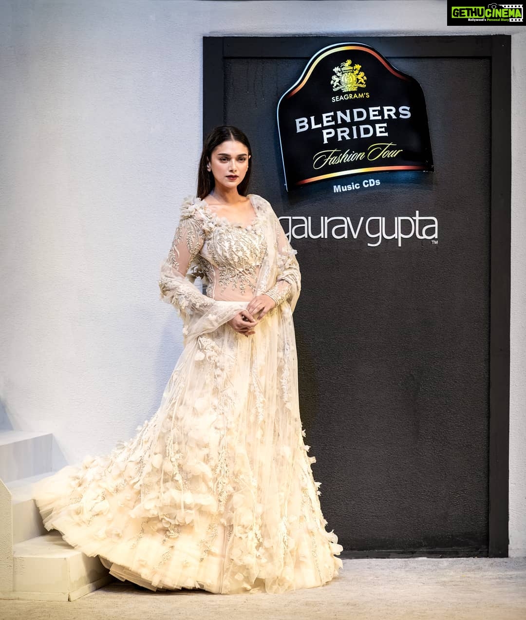 Aditi Rao Hydari Instagram - A fab night, a fab show with a faaaaab designer.... Glad to be your muse once again @ggpanther had a blast 😁🤪🤗 #MyStyleMyPride #MyExpressionOfPride #BPFT