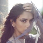 Aditi Rao Hydari Instagram – Peekaboo with a little blue! #mondayblues #Sunkissed #magiclight