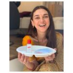 Aditi Rao Hydari Instagram - Geeli puchi from Priya sharma to you... 😘 with all the essentials firmly in place 😷 Netflix and chill with #AjeebDastaans @karanjohar @apoorva1972 @neeraj.ghaywan @konkona @sumit.saxena.35912 @somenmishra @siddharthdiwan @dharmaticent @netflix_in