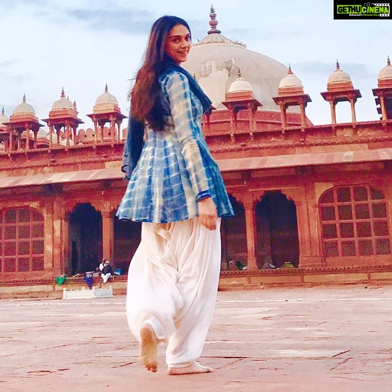 Aditi Rao Hydari Instagram - Happy days with family, visit to the most beautiful Dargah... #eidmubarak on repeat mode... feeling the love and sending it to the universe... ❤️🤗😘