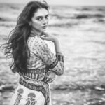 Aditi Rao Hydari Instagram - Looking for the girl who sells sea-shells by the sea shore.... Keep an eye out for @RituKumarHQ’s upcoming autumn/winter Collection #BeautifulHands #india #handloom #craft #autumnwinter #bts @eltonjfernandez @thehiddenbutton