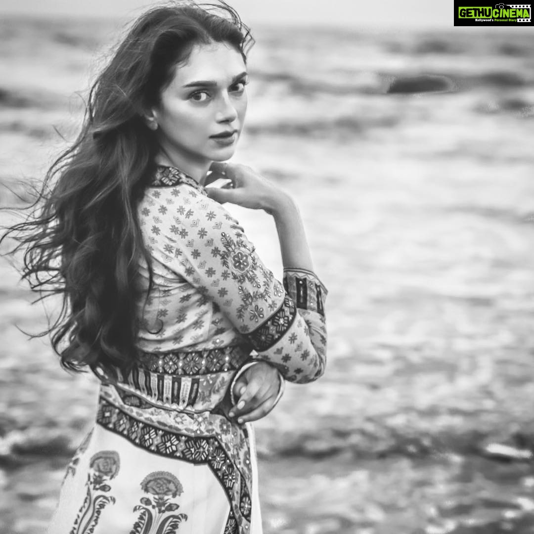Aditi Rao Hydari Instagram - Looking for the girl who sells sea-shells by the sea shore.... Keep an eye out for @RituKumarHQ’s upcoming autumn/winter Collection #BeautifulHands #india #handloom #craft #autumnwinter #bts @eltonjfernandez @thehiddenbutton